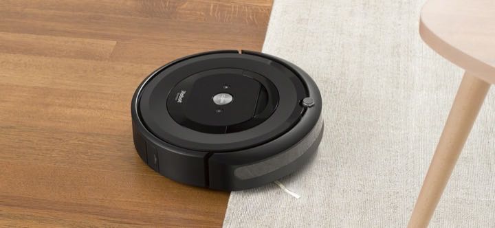 iRobot Roomba e5's dual multi-surface rubber brush roller is great on hardwood and carpets