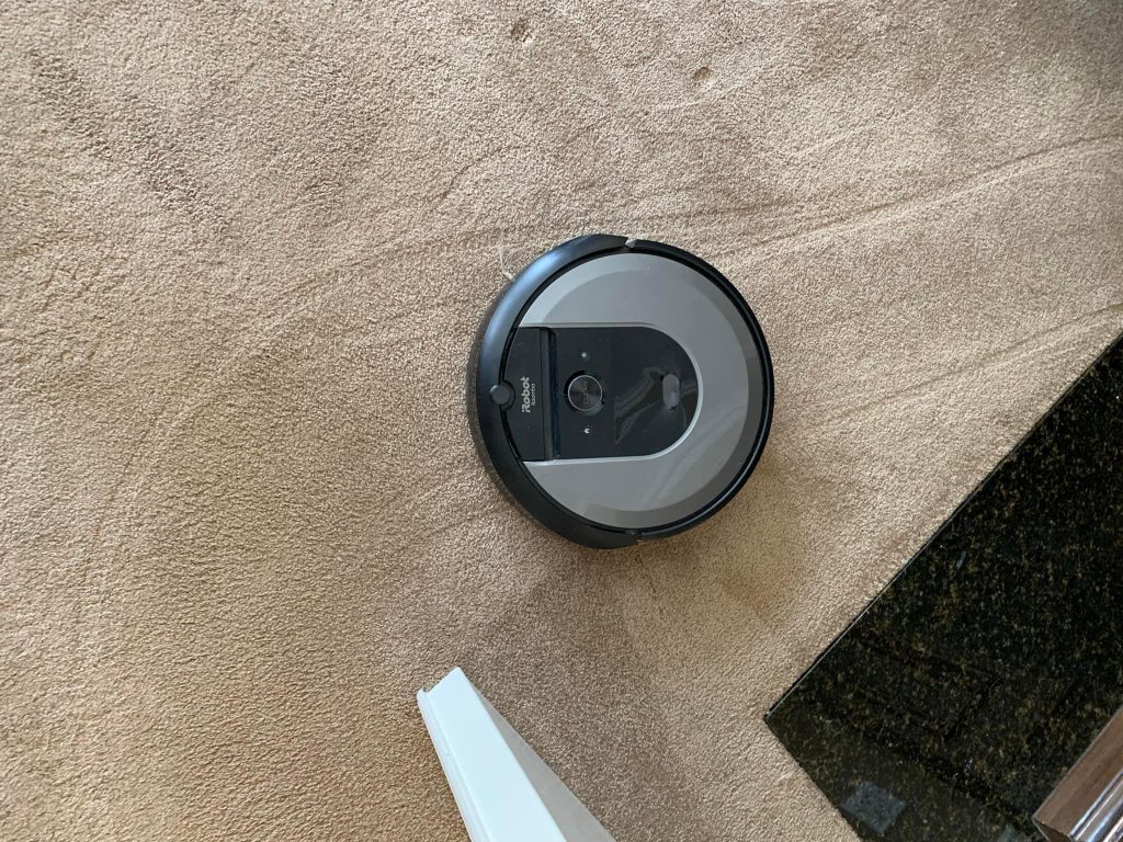 Roomba i8+ Cleaning