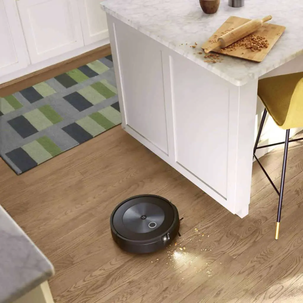 Roomba j7+ Cleaning the Kitchen